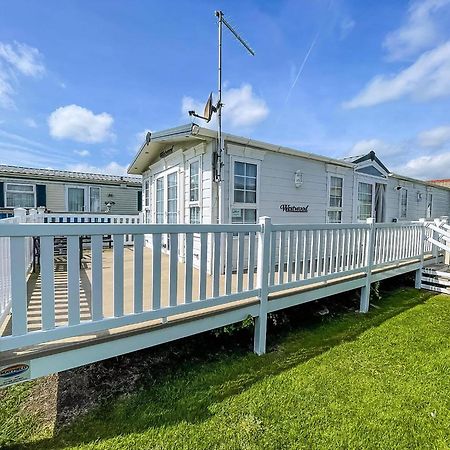 Lovely Caravan With Large Decking At Naze Marine Holiday Park Ref 17306Br Walton-on-the-Naze Exteriör bild