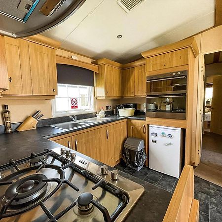 Lovely Caravan With Large Decking At Naze Marine Holiday Park Ref 17306Br Walton-on-the-Naze Exteriör bild