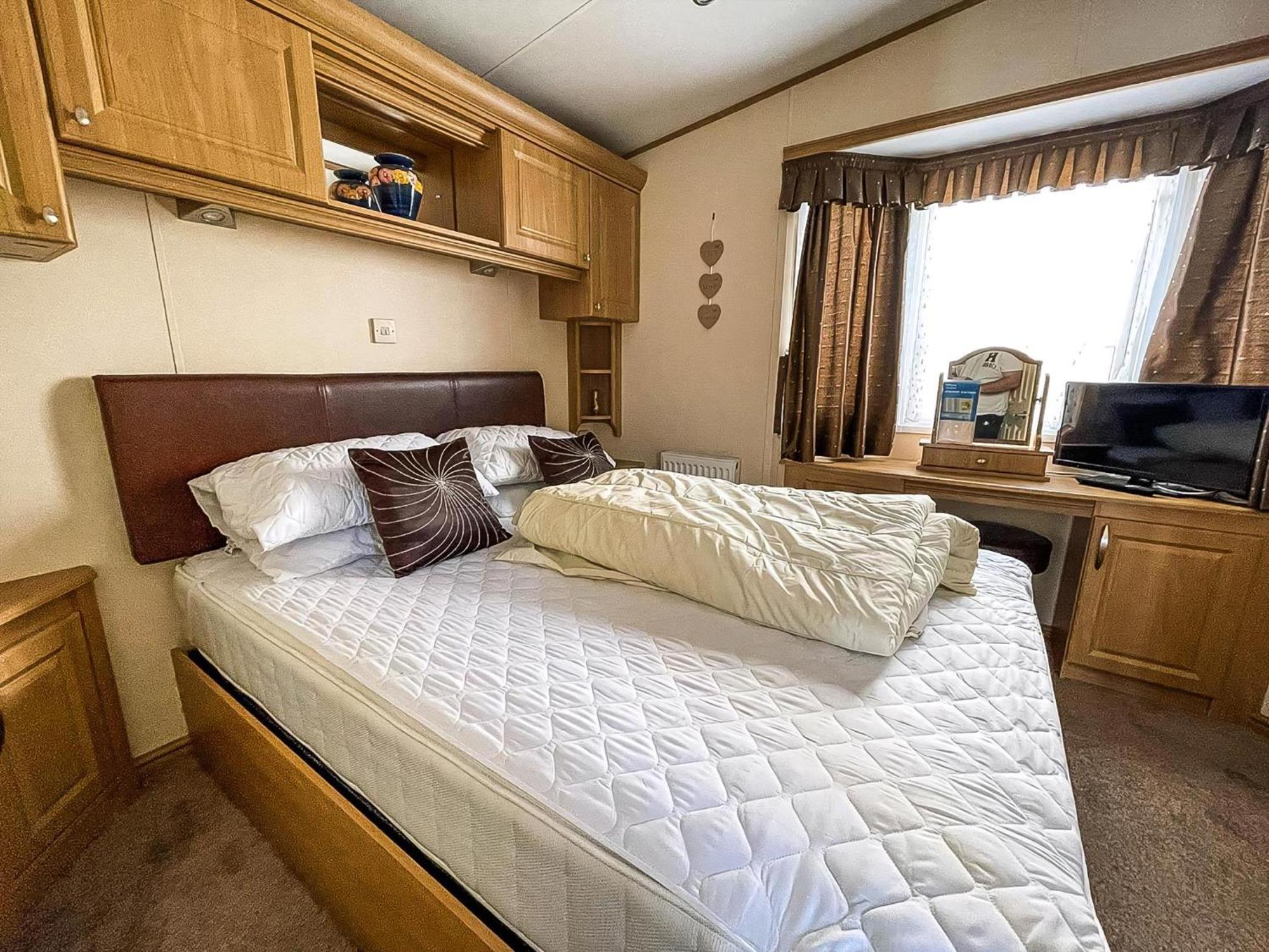 Lovely Caravan With Large Decking At Naze Marine Holiday Park Ref 17306Br Walton-on-the-Naze Exteriör bild