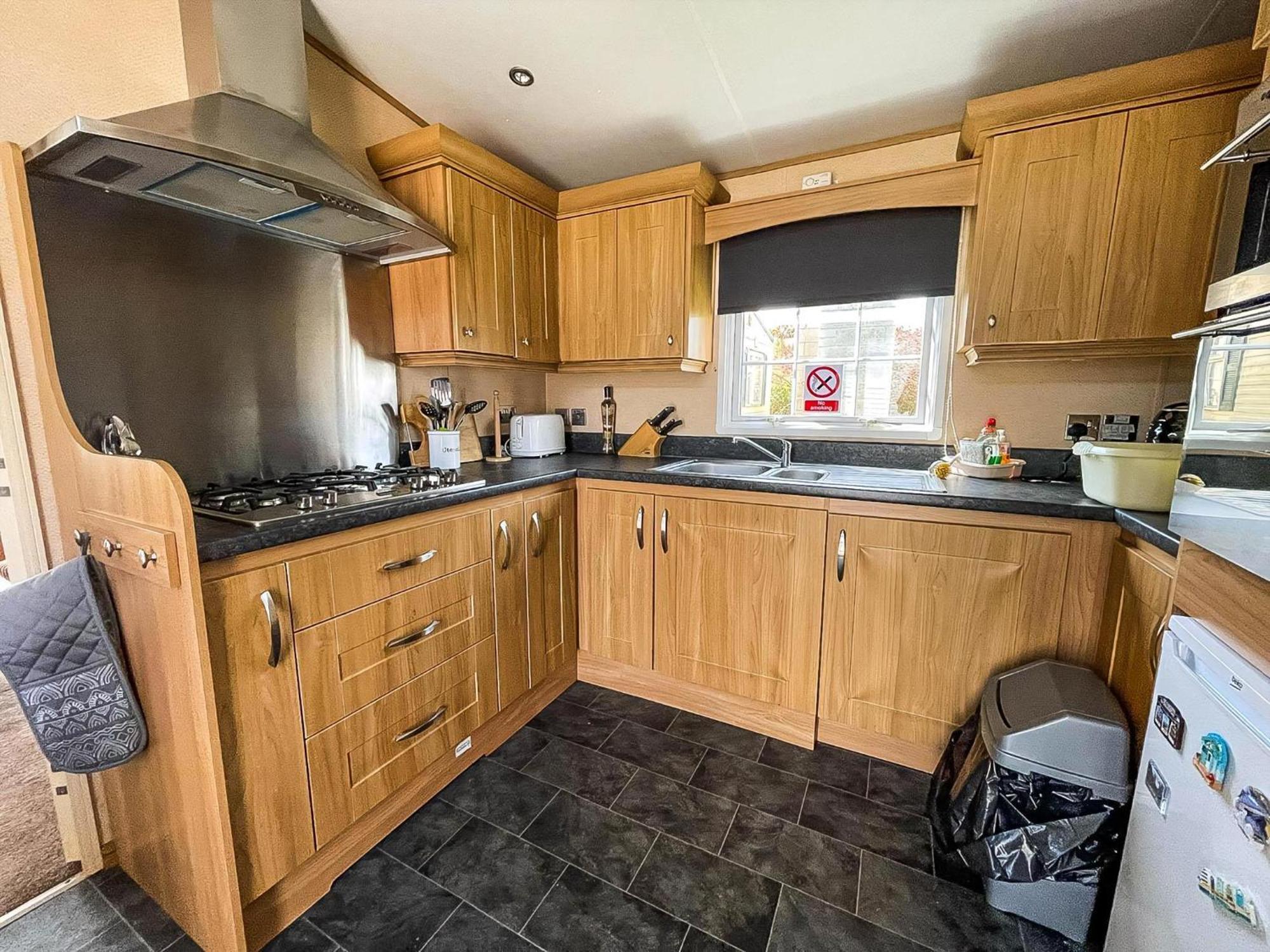 Lovely Caravan With Large Decking At Naze Marine Holiday Park Ref 17306Br Walton-on-the-Naze Exteriör bild