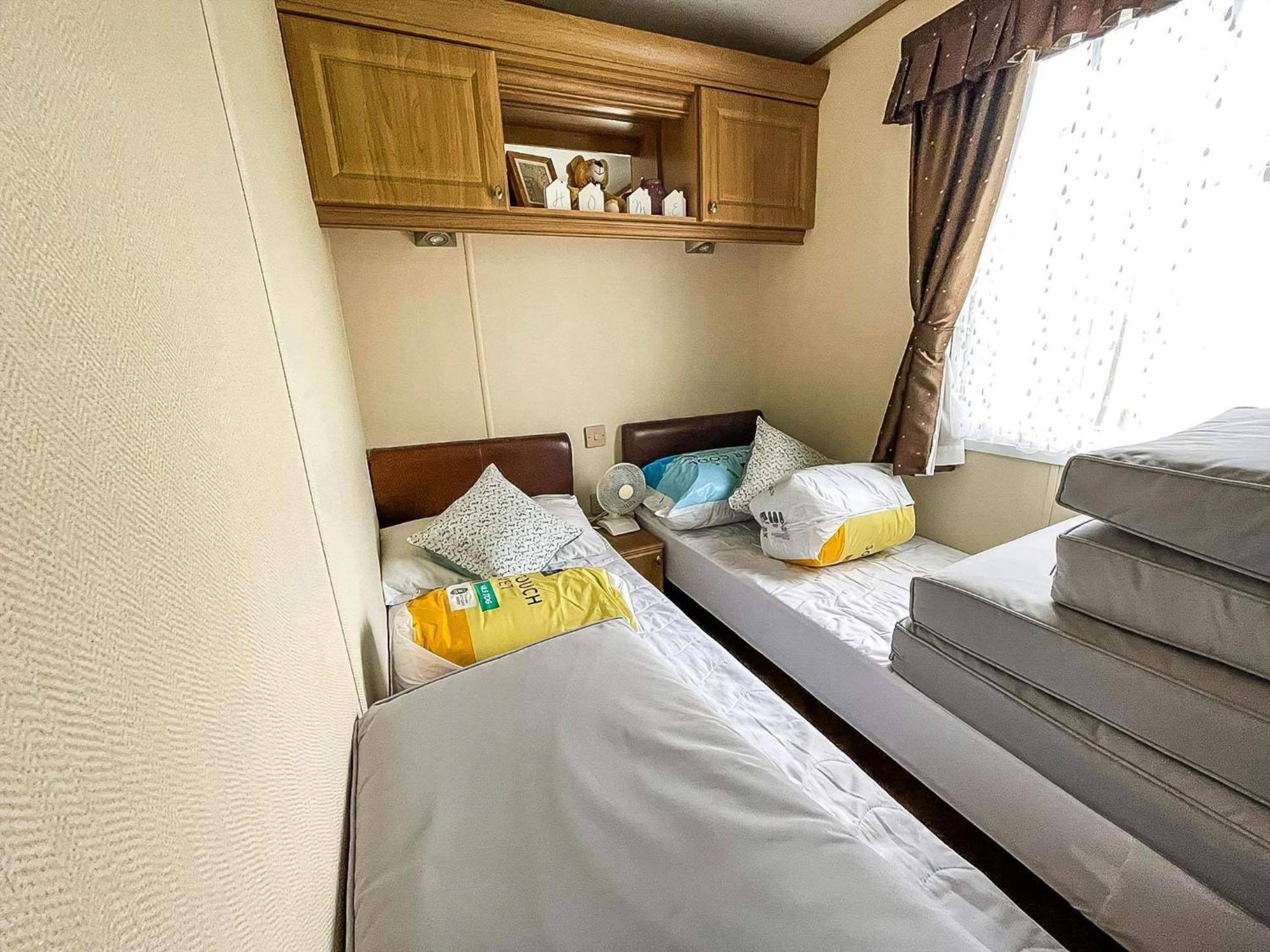 Lovely Caravan With Large Decking At Naze Marine Holiday Park Ref 17306Br Walton-on-the-Naze Exteriör bild