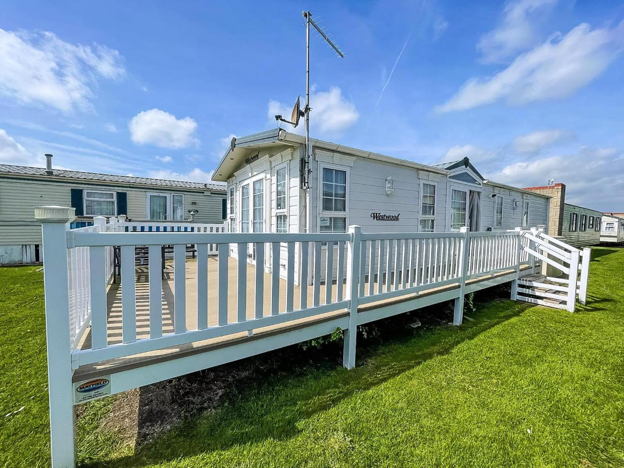 Lovely Caravan With Large Decking At Naze Marine Holiday Park Ref 17306Br Walton-on-the-Naze Exteriör bild