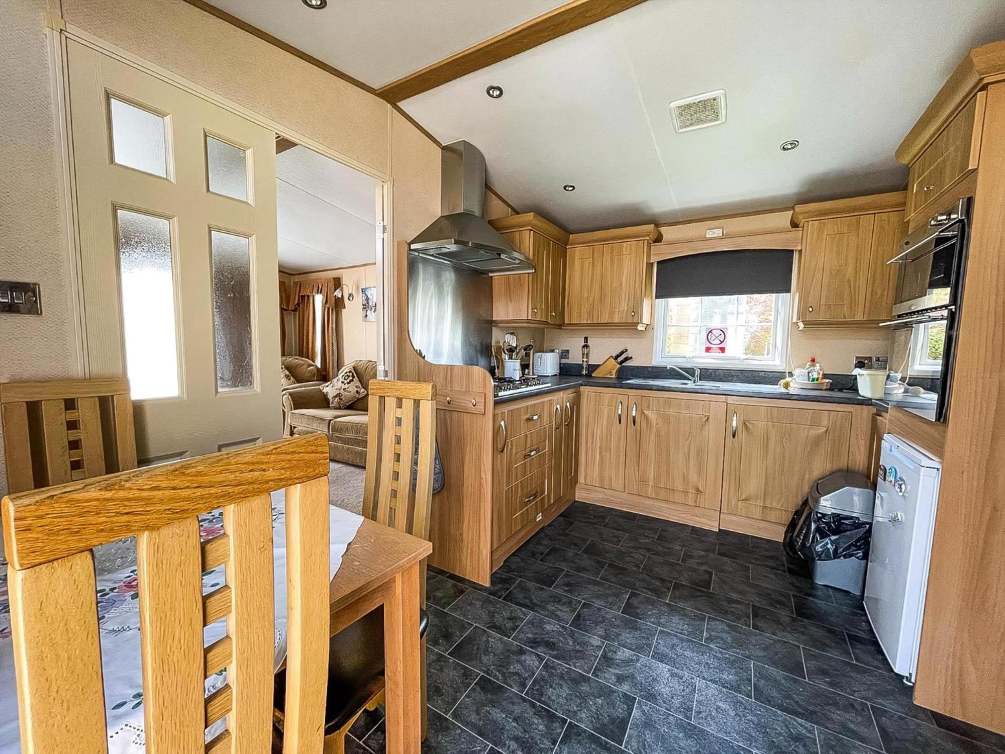 Lovely Caravan With Large Decking At Naze Marine Holiday Park Ref 17306Br Walton-on-the-Naze Exteriör bild
