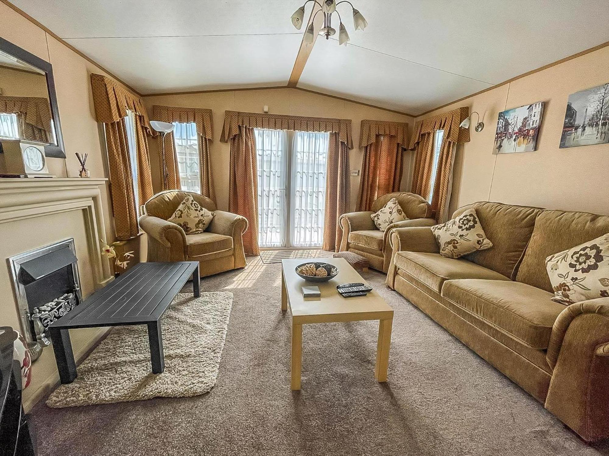 Lovely Caravan With Large Decking At Naze Marine Holiday Park Ref 17306Br Walton-on-the-Naze Exteriör bild