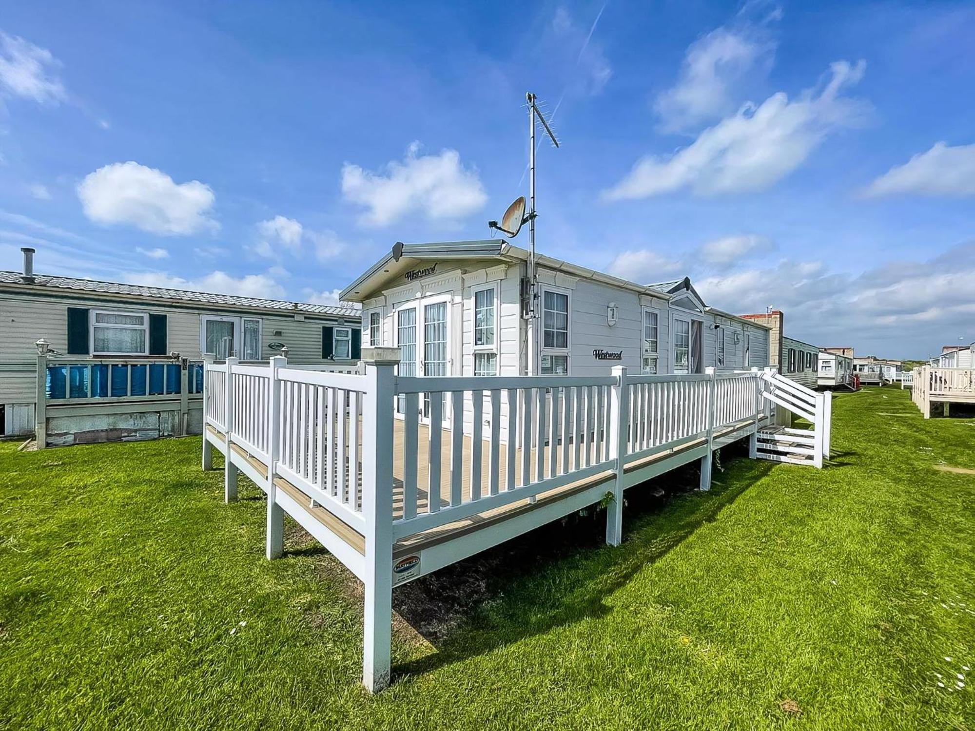 Lovely Caravan With Large Decking At Naze Marine Holiday Park Ref 17306Br Walton-on-the-Naze Exteriör bild
